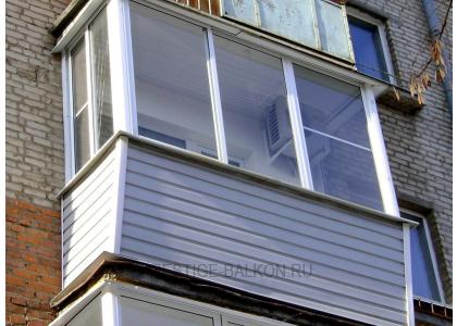 Холодное остекление алюминиевыми окнами с выносом и с внешней отделкой сайдингом в Королеве