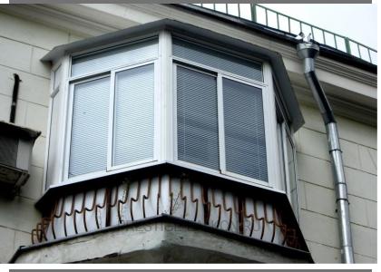 Холодное остекление балкона алюминиевыми окнами с кровлей из профлиста в Королеве