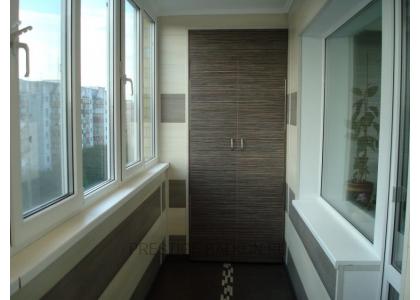 Теплое остекление балкона с утеплением и отделкой ПВХ панелями и ламинатом в Королеве