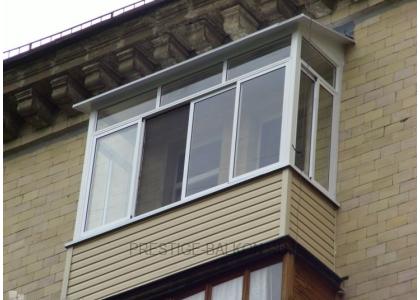 Холодное остекление балкона алюминиевыми окнами с внешней отделкой сайдингом и кровлей из профлиста в Королеве
