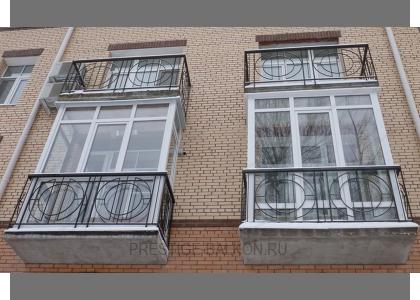 Французское остекление балкона пластиковыми окнами с фигурными ограждениями в Королеве