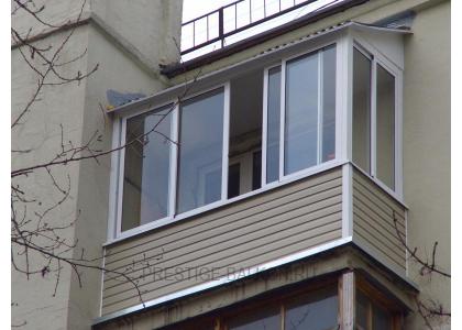 Холодное остекление балкона раздвижными окнами с выносом и крышей в Королеве