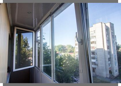 Холодное остекление алюминиевыми окнами Алютех с отделкой стен вагонкой ПВХ в Королеве