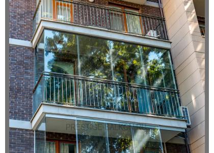 Безрамное остекление балкона с отделкой ограждений в Королеве