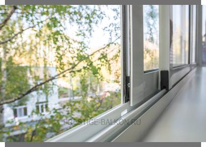 Раздвижное холодное остекление балкона с шумопонижающими отливами в Королеве