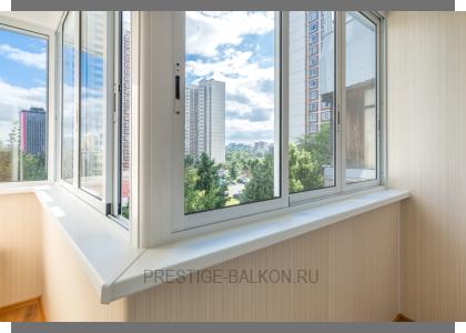 Холодное раздвижное остекление алюминиевыми окнами с отделкой стен и потолка ламинированными панели в Королеве