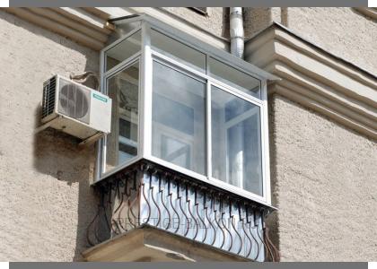 Холодное остекление балкона алюминиевыми окнами с металлической крышей Королеве