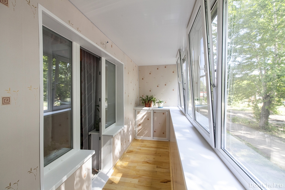 Теплое остекление лоджии пластиковыми окнами и отделка стен и потолка пластиковыми панелями в Королеве