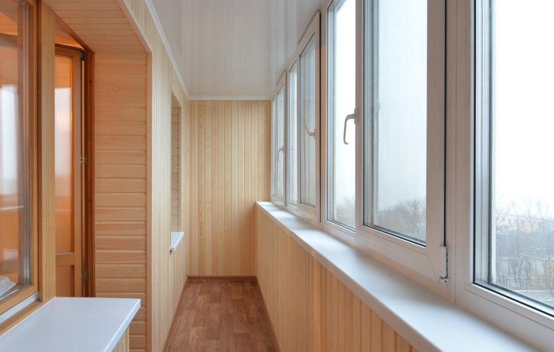 Тёплое остекление балкона профилем Veka и отделка стен деревом в Королеве