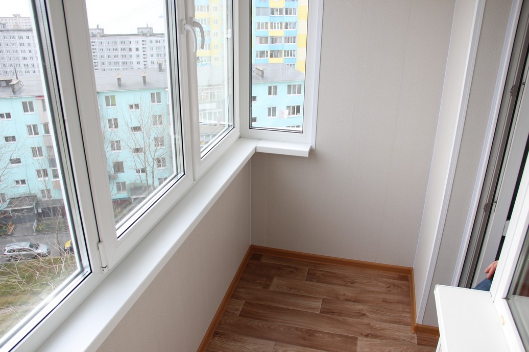 Теплое остекление распашными пластиковыми окнами балкона профилем Rehau и отделкой стен в Королеве