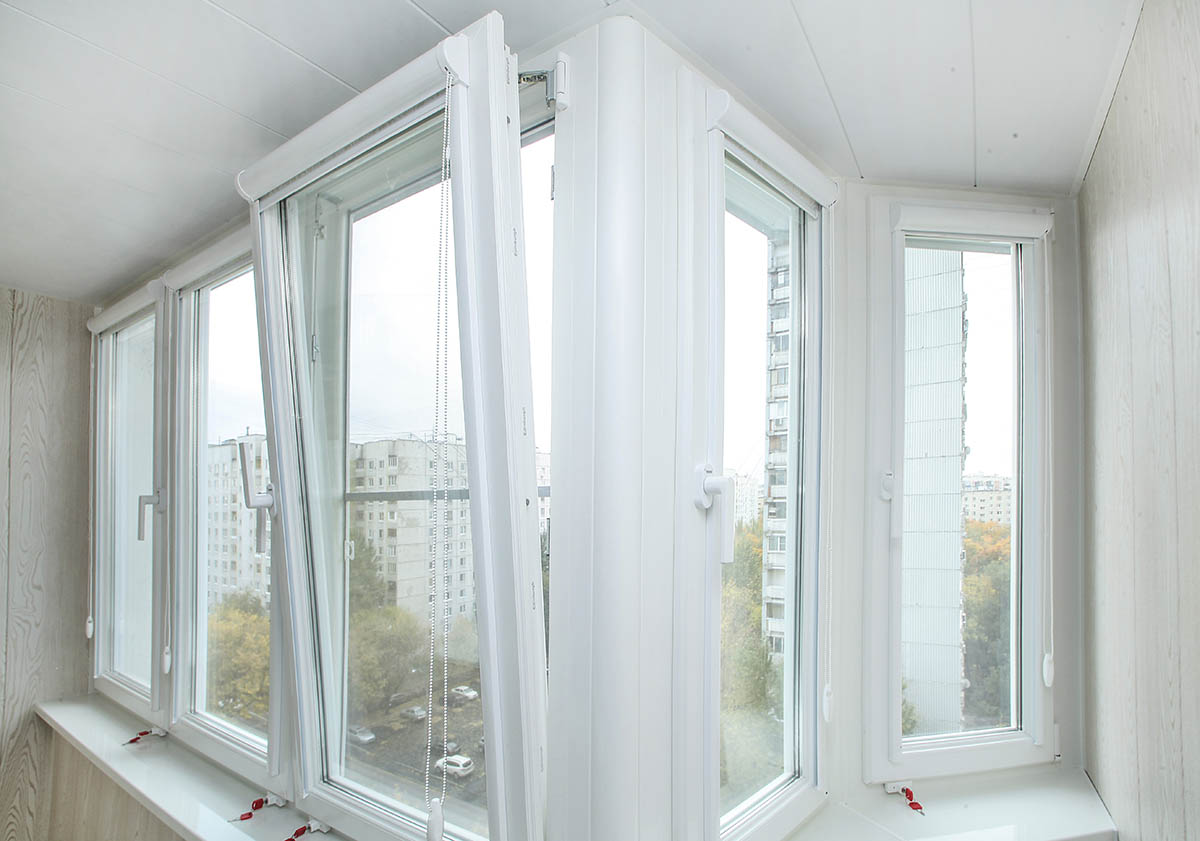 Тёплое остекление пластиковыми окнами балкона профилем КВЕ и отделкой стен гипсокартоном в Королеве