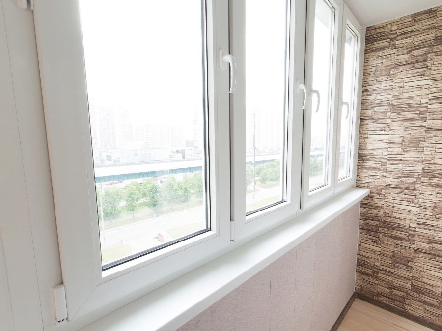 Тёплое остекление балкона профилем КВЕ и комбинированной отделкой пластиком и деревом в Королеве