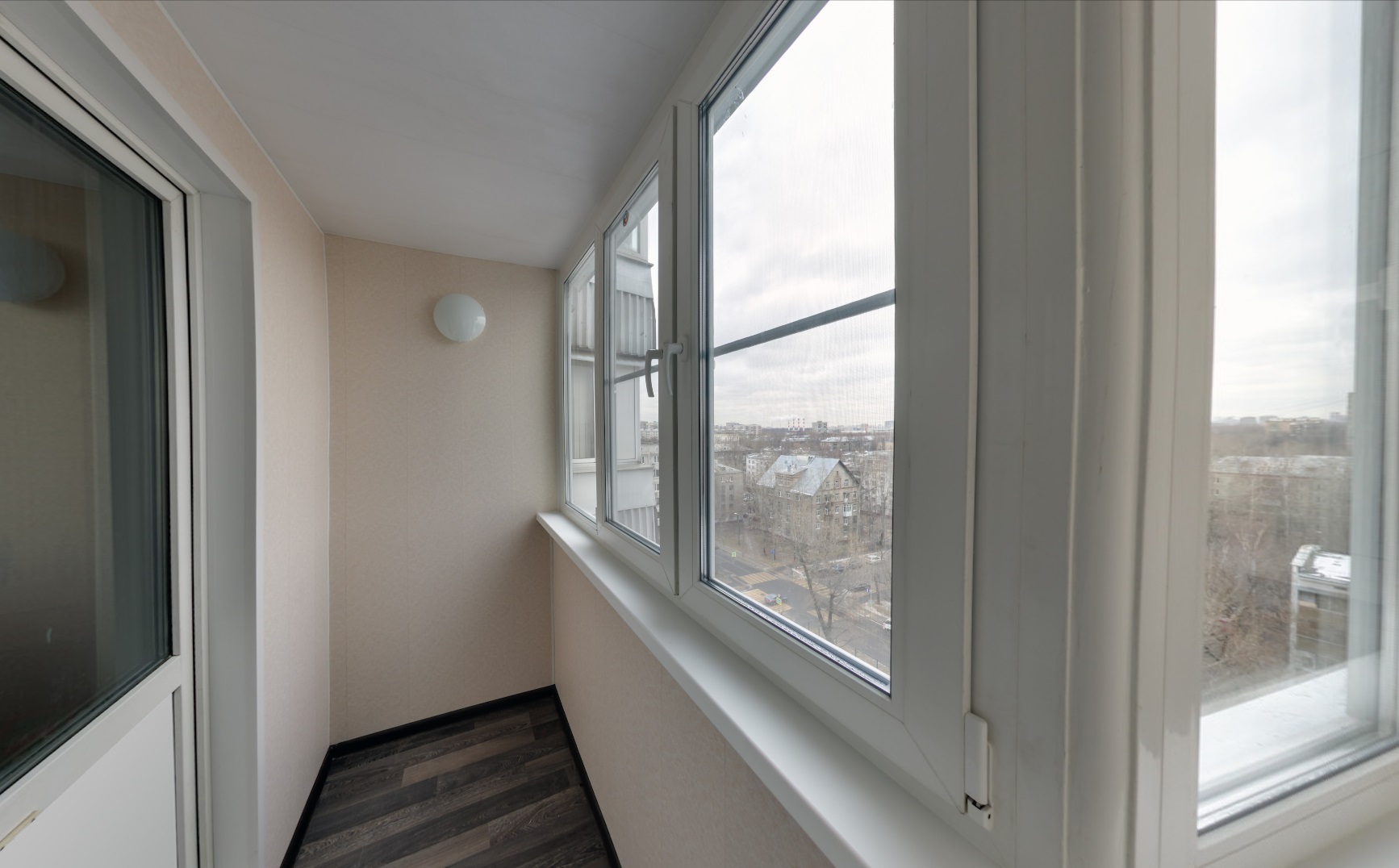 Теплое остекление пластиковыми окнами REHAU с отделкой стен и потолка панелями ПВХ в Королеве