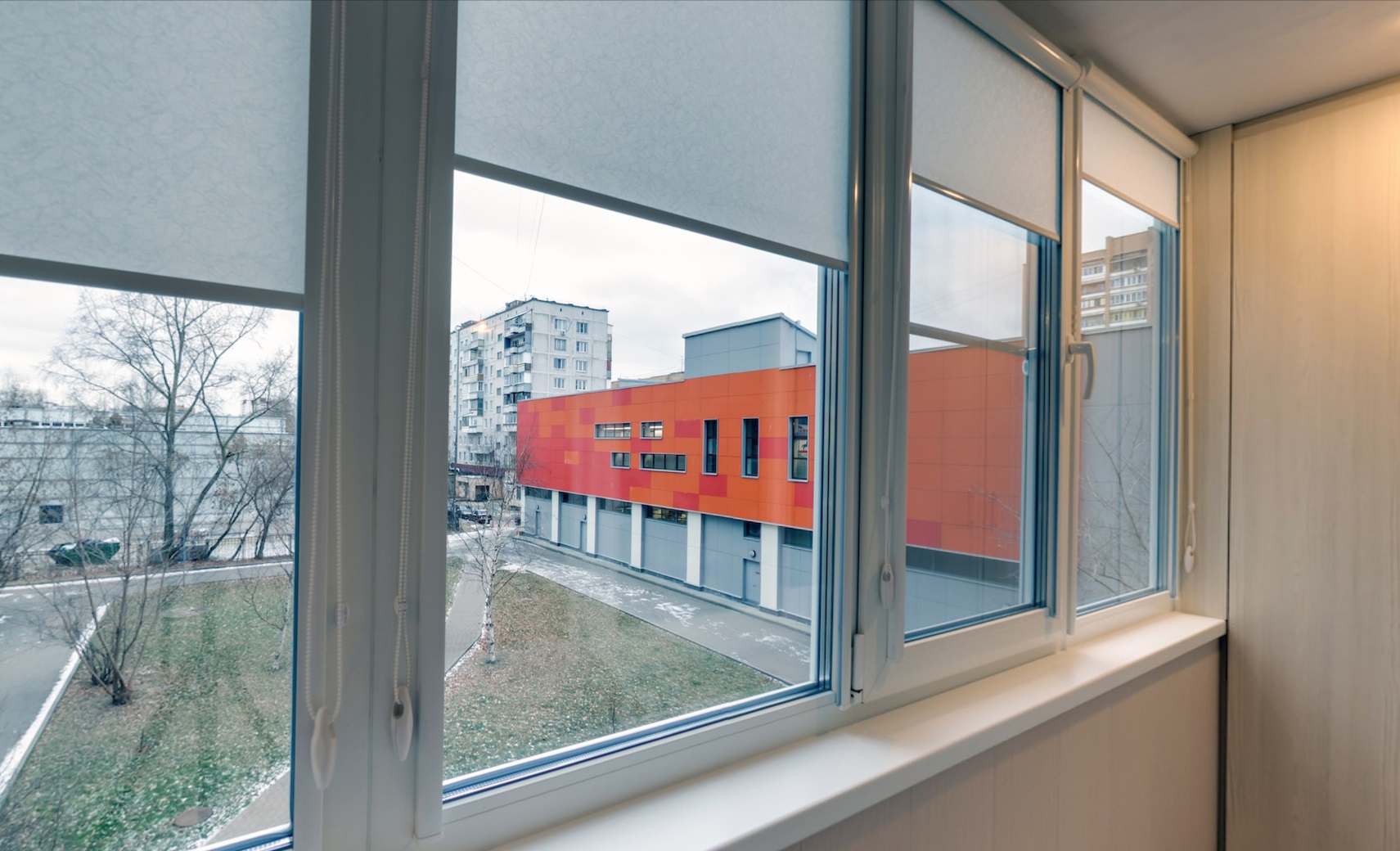 Теплое остекление балкона профилем REHAU с отделкой и выпадающими шторами в Королеве