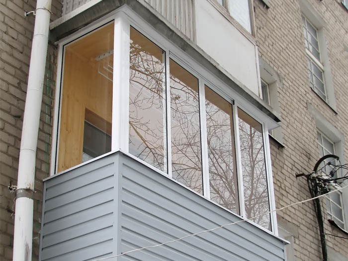 Холодное остекление балкона алюминиевыми окнами Provedal и отделкой деревянной вагонкой в Королеве