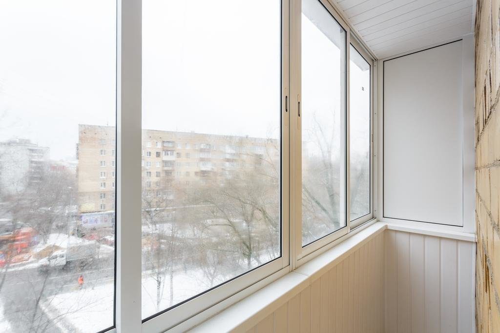 Холодное остекление балкона профилем Provedal и отделкой стен и потолка вагонкой ПВХ в Королеве