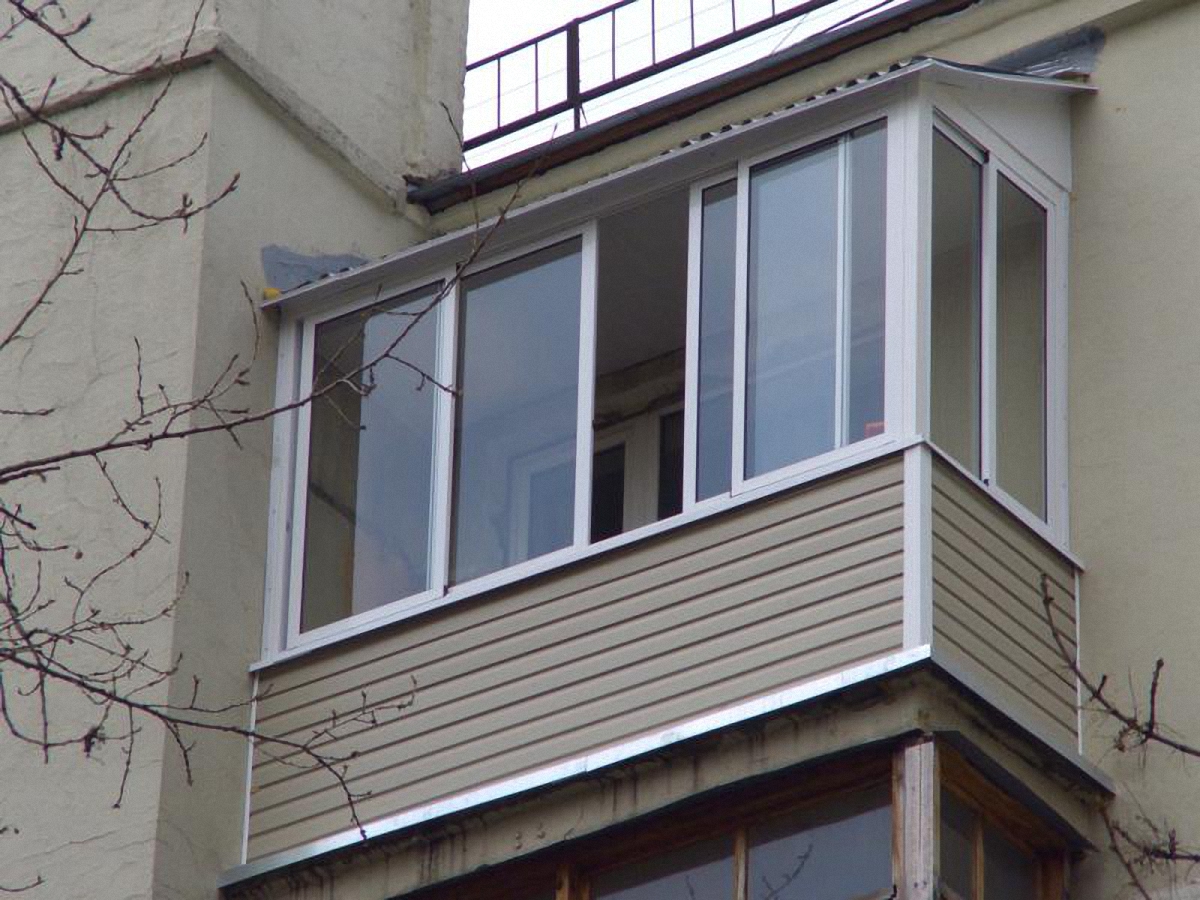 Холодное остекление балкона раздвижными окнами с выносом и крышей в Королеве