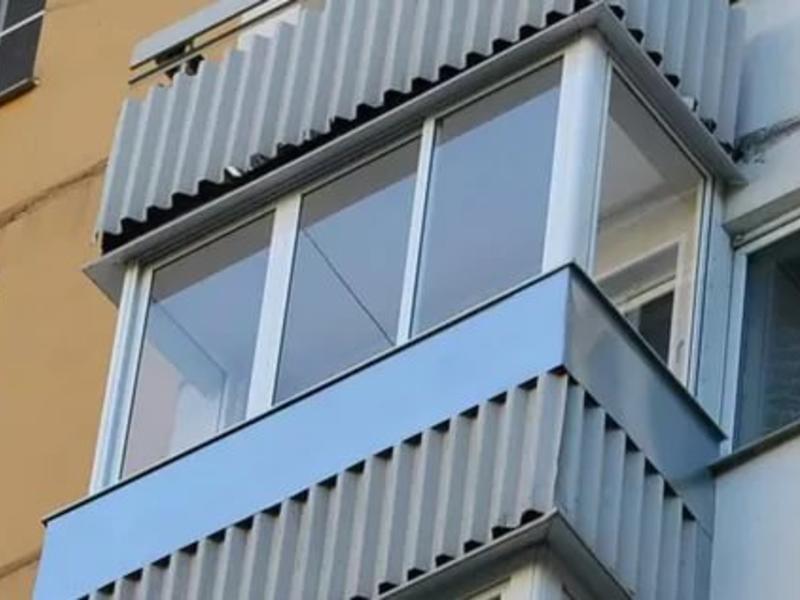 Холодное остекление балкона профилем Provedal и покрытие пола линолеумом в Королеве