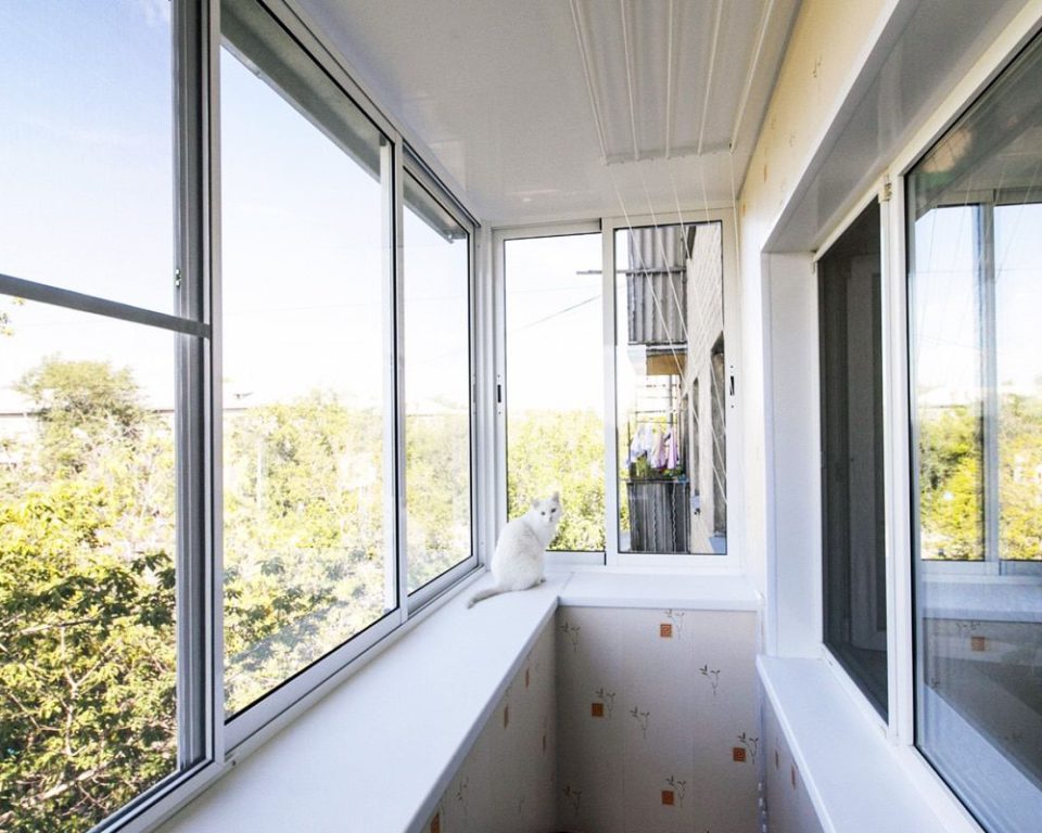 Холодное остекление балкона алюминиевыми окнами с выносом и сушилкой для белья в Королеве