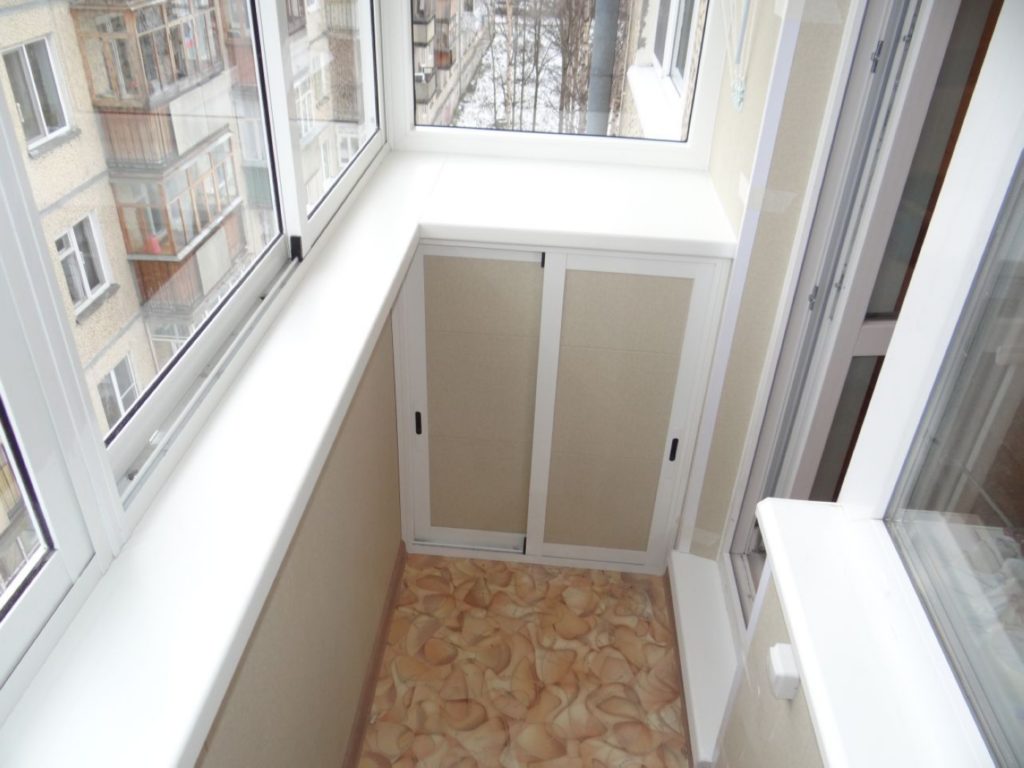 Холодное остекление балкона профилем Provedal с мебелью в Королеве