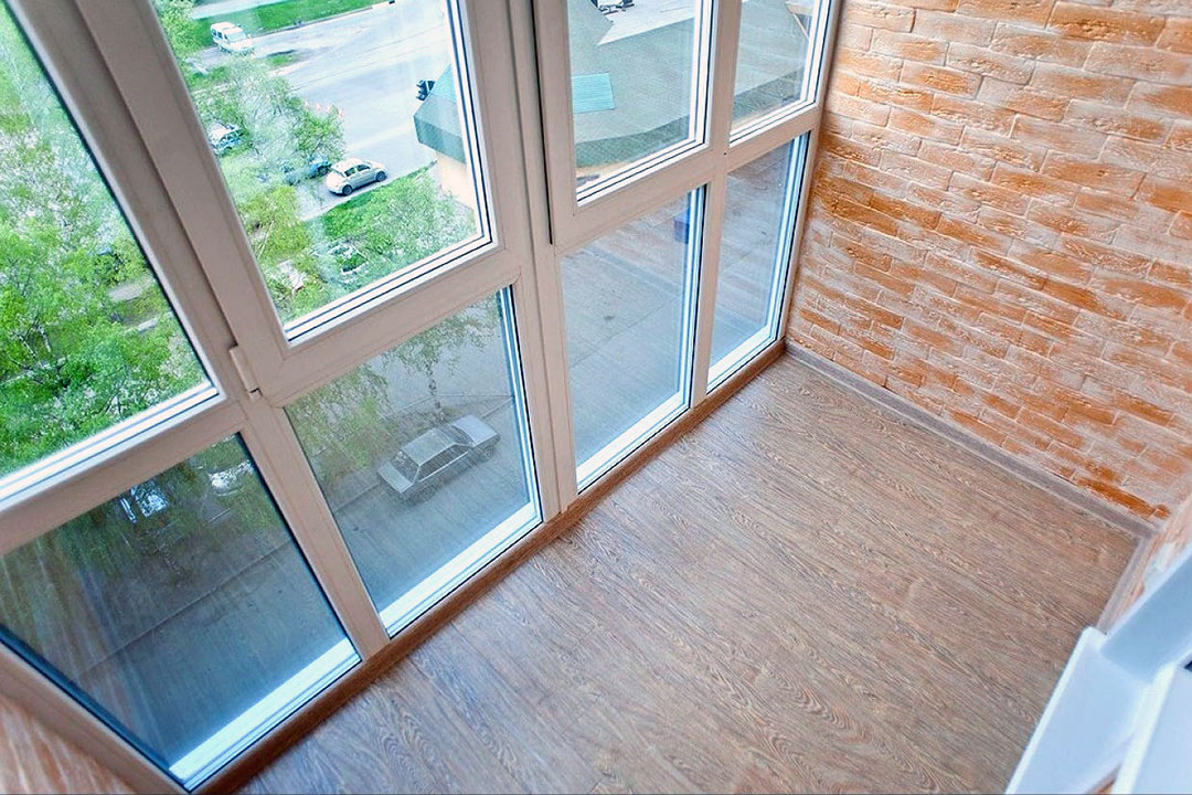 Панорамное остекление балкона с отделкой кирпичом в Королеве