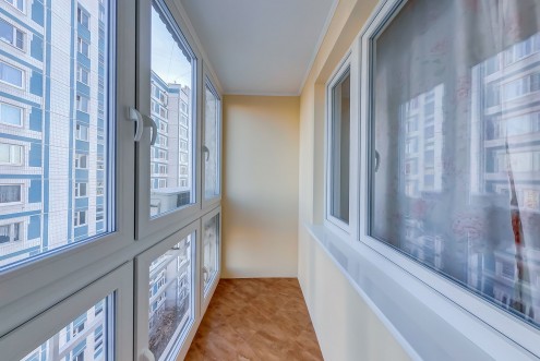 Панорамное остекление балкона с отделкой гипсокартона в Королеве