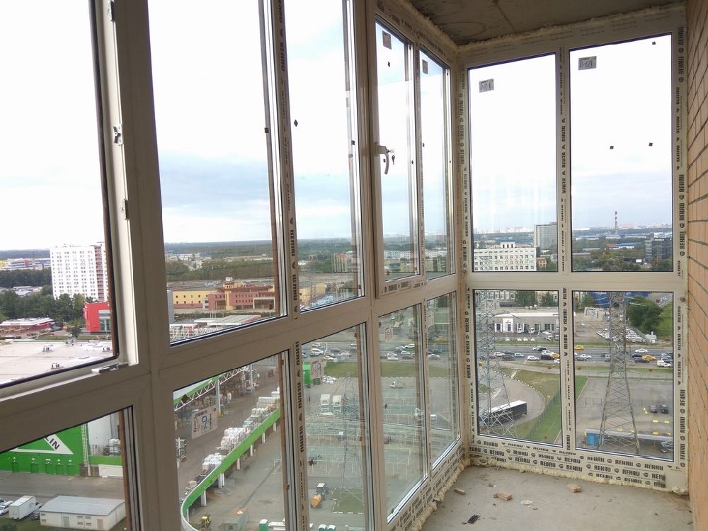 Французское панорамное остекление балкона от пола до потолка в Королеве