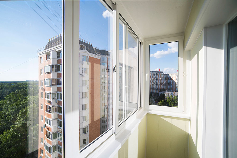 Холодное остекление раздвижными окнами с отделкой стен и потолка ламинированными панелями в Королеве