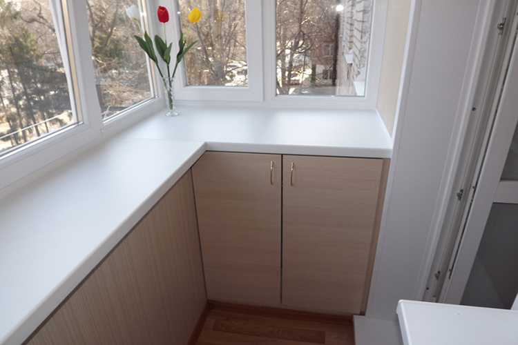 Теплое остекление пластиковыми окнами с выносом подоконника в Королеве