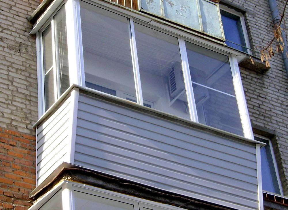 Холодное остекление алюминиевыми окнами с выносом и с внешней отделкой сайдингом в Королеве