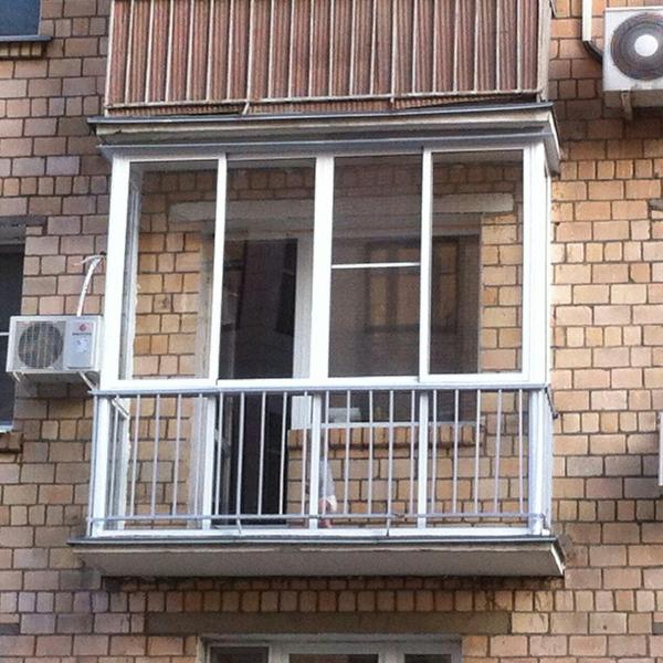 Французское остекление балкона от пола до потолка с ограждением в Королеве