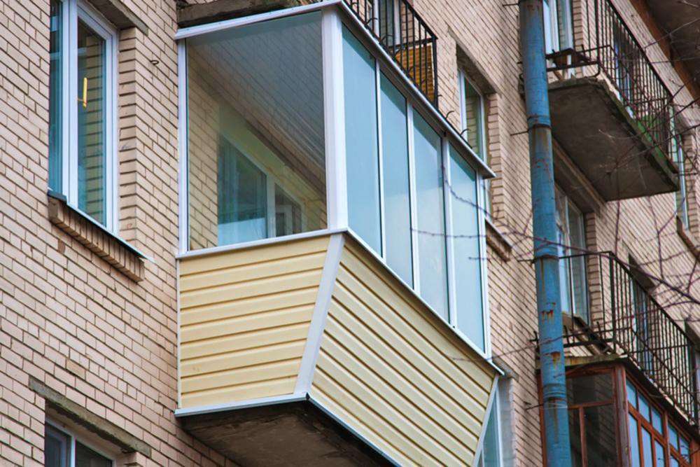 Холодное остекление балкона алюминиевыми окнами с внешней отделкой сайдингом с выносом и с шумопонижающими отливами в Королеве