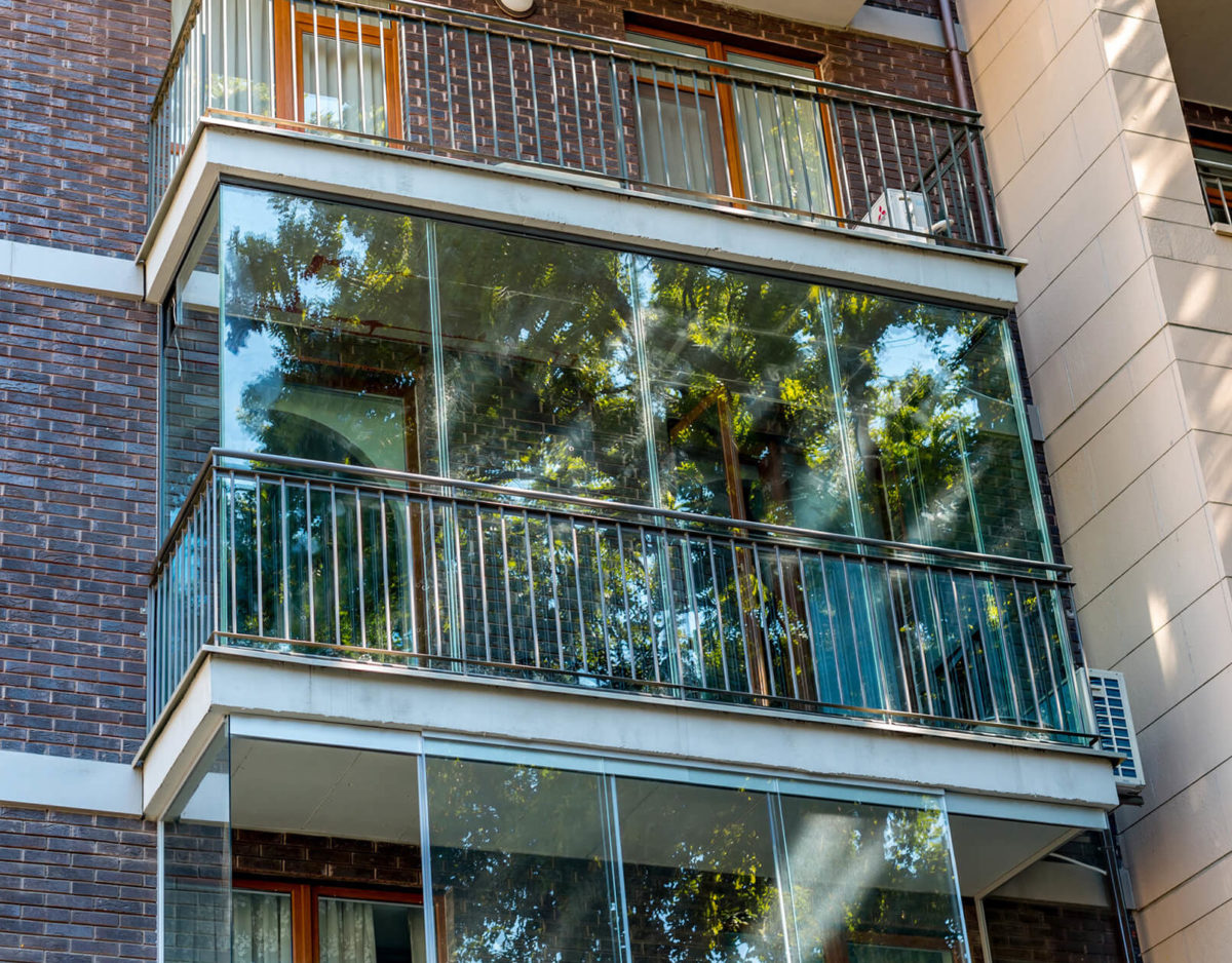 Безрамное остекление балкона с отделкой ограждений в Королеве