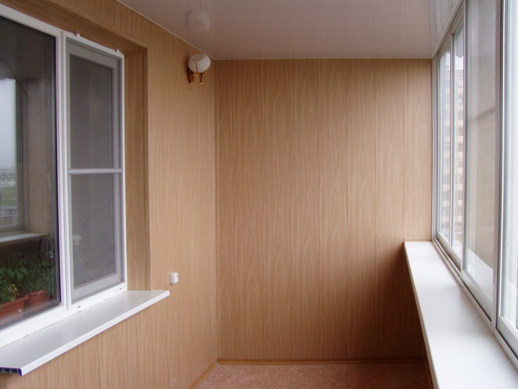 Теплое остекление с утеплением и отделкой ламинированными панелями в Королеве