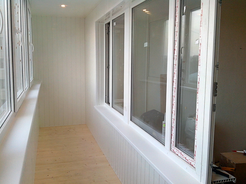 Теплое остекление балкона профилем rehau с утеплением и деревянной отделкой в Королеве