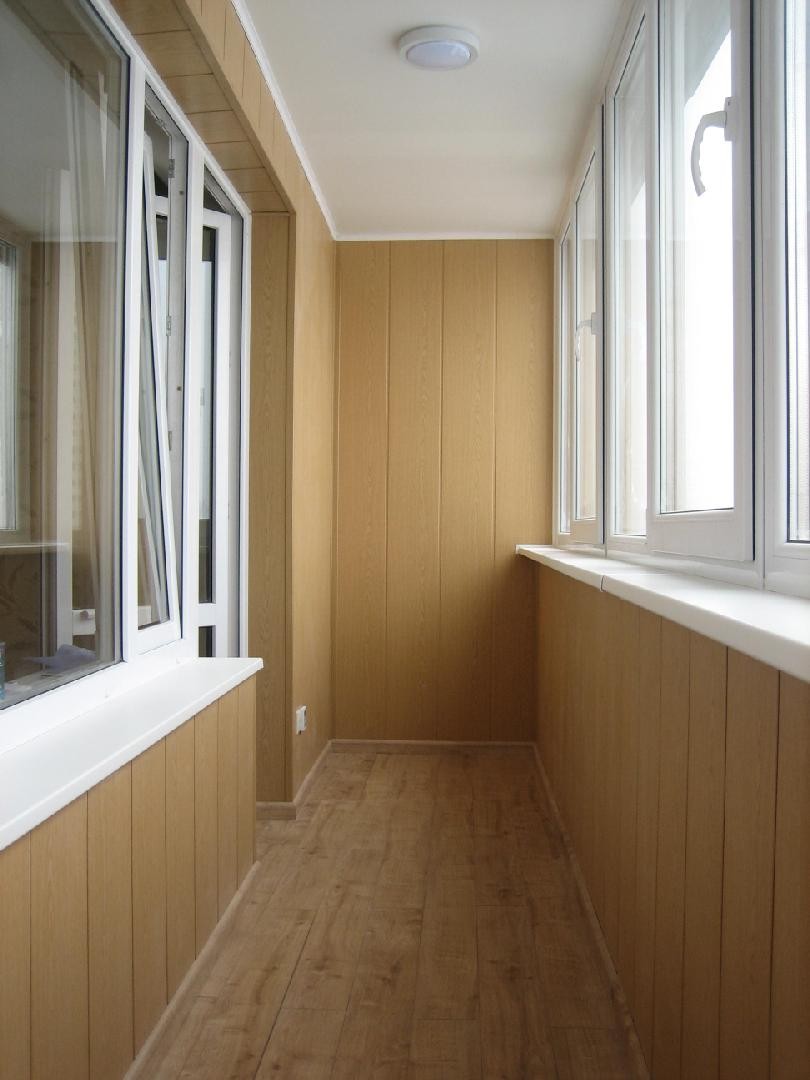 Теплое остекление лоджии и отделка стен и потолка ламинированными панелями в Королеве