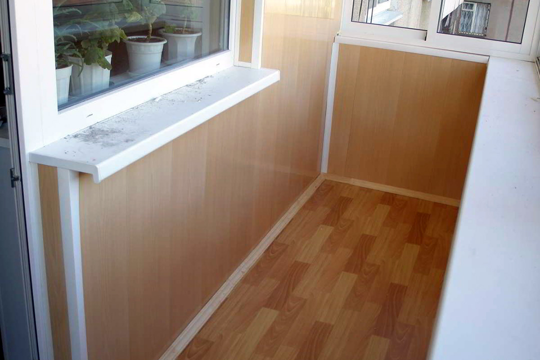 Теплое остекление балкона пластиковыми окнами и электрическим теплым полом в Королеве