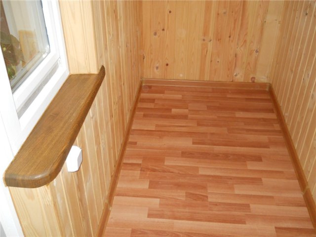 Теплое остекление балкона пластиковыми окнами установкой ИК-обогрева на стены в Королеве