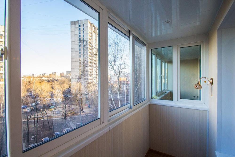 Раздвижное остекление алюминиевыми окнами с отделкой стен вагонкой ПВХ в Королеве